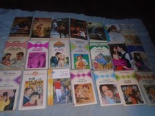 LOT 21 livres  collection Harlequin avec 1 histoire sauf 2 avec 2 et 1 avec 3 hi