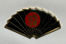 10 -  Grand Pin's EVENTAIL ASIATIQUE 6 cm x 3,3 cm 6 - 2 FERMOIRS au verso