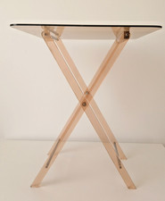 Jolie table d'appoint pliable vintage en plexiglass ambré