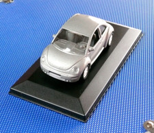 1/43ème : VOLKSWAGEN NEW BEETLE GRIS METAL - NEUVE EN BOITE PLEXI