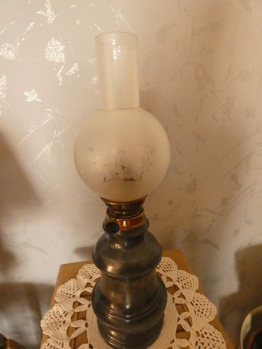 Tres ancienne lampe petrole - tres,