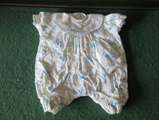 BARBOTEUSE  POUPEE  COTON  BLANC ET BLEUE COROLLE BRODE SUR LE COL