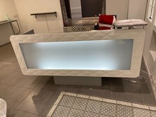 banque accueil magasin électroluminescent, fauteuil et repose pieds