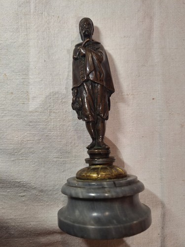 Sculpture bronze homme tenant - bronze,