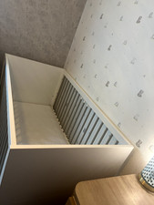 Lit bébé avec matelas en très bon état 140x70