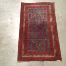 tapis d'orient ancien ,motif floral couleur dominante rouge . XX siècle . 