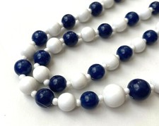COLLIER VINTAGE plastique BLANC & BLEU MARINE gravé HONG KONG état NEUF 61,5cm