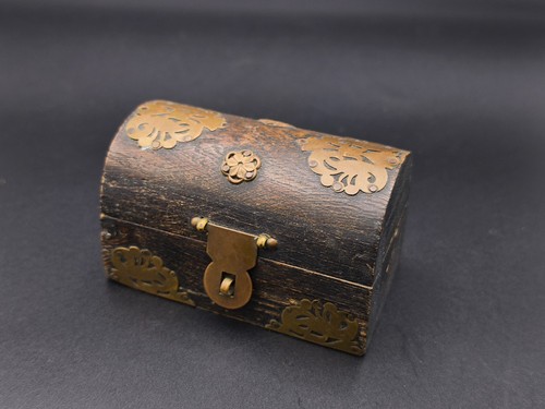 Ancienne petite boîte - , à