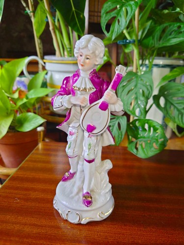 Figurine porcelaine peinte - en,