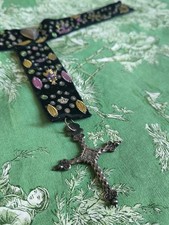 Rare croix Jeannette en argent avec ruban de velours 