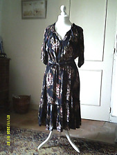 Robe fleurie, fond noir, voile de coton mélangé. taille 42 à 48 ou +
