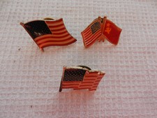 3 pin's  drapeaux américain US - dont un avec drapeau ex URSS