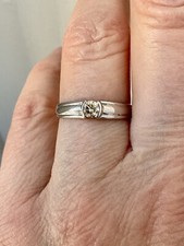 SPLENDIDE BAGUE EN OR BLANC 9K ET GROS DIAMANT VÉRITABLE, SOLITAIRE