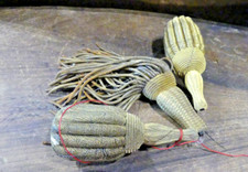 LOT DE 3  POMPONS DE DRAGONNE