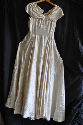Ancienne robe satin écru - ancienne,