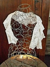 Linge ancien Col cache epaules en tulle brodé