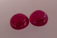 PAIRE RUBIS RONDS CABOCHONS NATURELS 7mm environ ,entre 4,45cts et 4,65cts