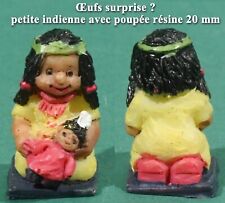 Œufs surprise ?, figurine d’une petite indienne avec poupée en résine de 20 mm