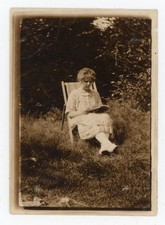 PHOTO snapshot, une femme à la lecture livre dans un jardin transat