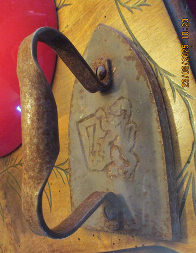 Ancien fer repasser en - fer,