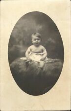 Photo-carte enfant dentelles assis sur un tapis de fourrure vintage kid fur 1920