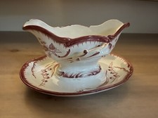 Saucière Sur Plateau Terre de