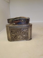 ANCIEN BRIQUET DE TABLE DE MARQUE MYON 401 DECOR INDOCHINE EN METAL ARGENTE