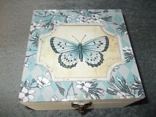 boite blanche avec couvercle en verre biseauté décor de papillon