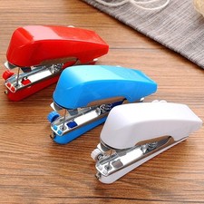 Mini machine à coudre tenue