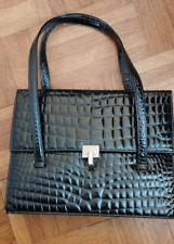 Beau sac vintage années 70 en cuir verni noir façon crocodile