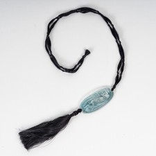 Pendentif Figurine Drapee