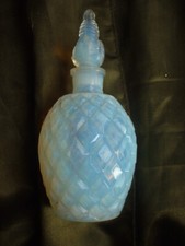 FLACON A PARFUM ANCIEN EN VERRE OPALESCENT/SABINO?