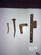 2 clous,  1 paumelle et 1 piton très anciens en fer forgé