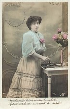 CP FEMME ELEGANTE VASE ROSES SUR SELETTE - 4950