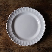 Assiette ancienne en faience blanche Varages style Moutiers  21,5cm