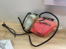 UN RESERVOIR D HUILE EAU MOTO