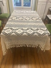 Couvre-lit ancien, crochet fait main 2 places (qq réparations dans coins)