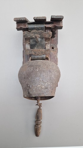 Cloche vache ancienne sur - cloche, a
