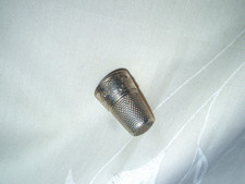 nécessaire a couture  Dé en argent massif poinçonné dans son écrin