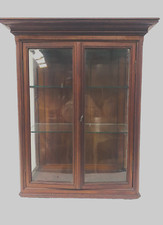 Vitrine toute face vitré en acajou massif comportant deux portes  . XIX siècle .