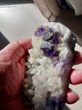 446g . fluorine dodecaedrique violette sur quartz blanc