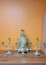 Horloge à poser et ses deux