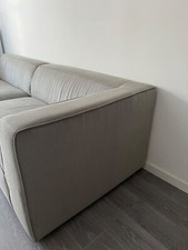 Canapé 4 places en velours côtelé gris clair de la marque  BOBOCHIC en bon état.