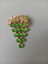 superbe broche grappe raisin métal doré pierre verte & strass