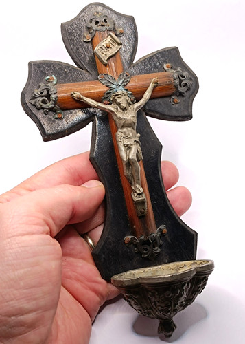 Bénitier mural crucifix