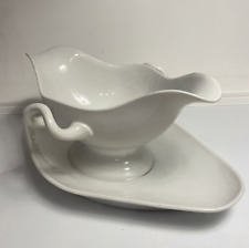 Ancienne saucière porcelaine blanche sobre et élégant