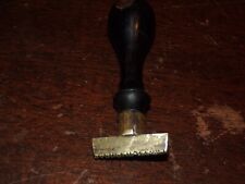 Tampon bronze et bois " Bagneux ( seine ) " 10 cm de long x 3,5 de large