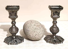 paire de bougeoirs métal argenté fleur de lys vintage