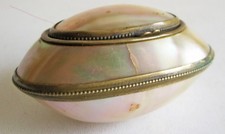 BOITE EN NACRE ET LAITON. belle facture. Ancienne.