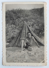 Jeune homme torse nu pose plage tente militaire camo - Photo ancienne snapshot